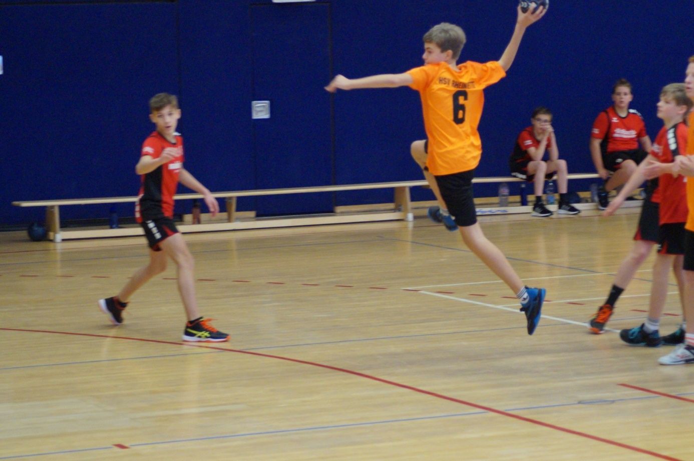 Robin Haupt hebt unnachahmlich ab und steuert einen Treffer zum Heimsieg bei. 