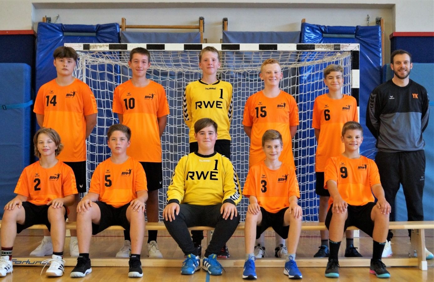 Hintere Reihe von links nach rechts: Daniel Glebowitsch, Tjark Heiden, Jannik Höblich, Romeo Kohlhaas, Robin Haupt, Trainer Yannik Kessels Vordere Reihe von links nach rechts: Felix Opelt, Leo Pitzen, Catalin Simon, Patrick Ising, Max Koch,  Es fehlt: Carlos Bonaffini, Ferdinand Busch, Trainerin Paula Peter