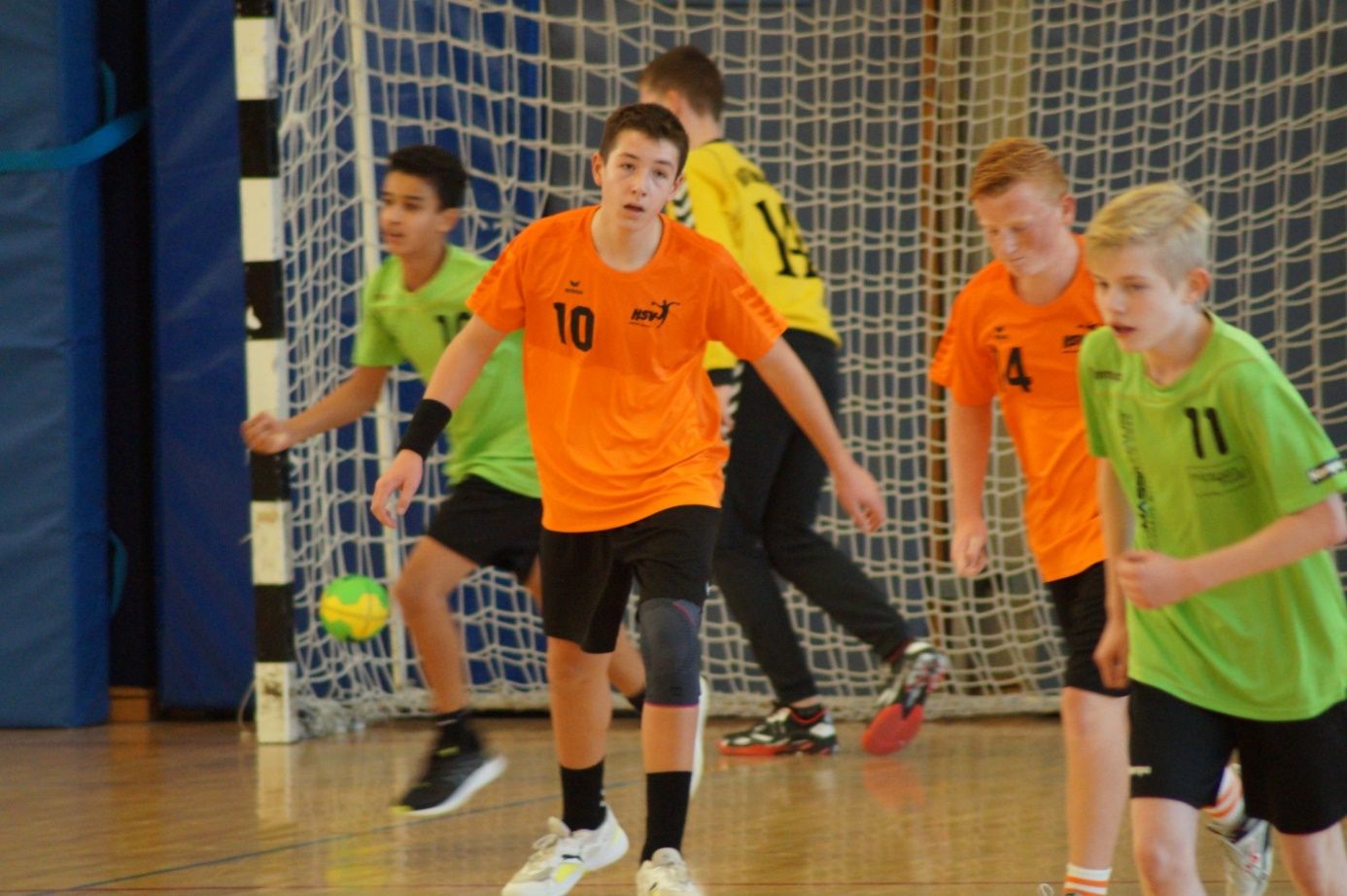 Und wieder hat die HSV das Nachsehen. Gegen starke Mendiger stand die Abwehr oft zu passiv, wie hier gegen Amin Gharbaoui, der am Ende 14 Treffer für seine Farben erzielen konnte. 